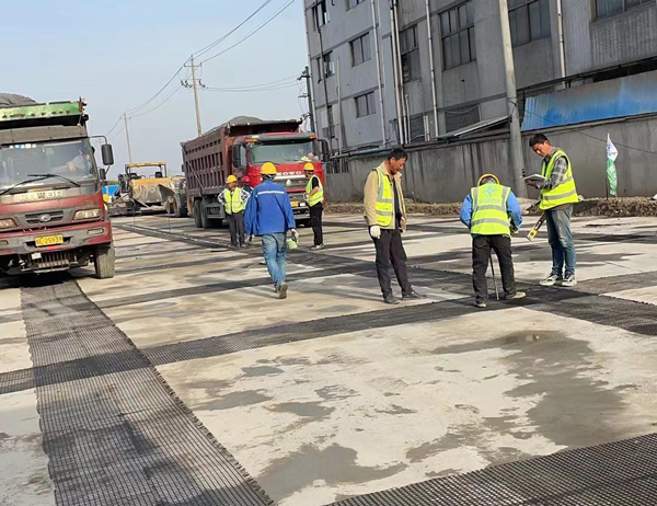 龙岩老材料的新故事：玻璃纤维土工格栅如何在‘白改黑’浪潮中重获新生？
